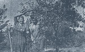 Сестра и отец моей бабушки, Антонины Яковлевной (Щербаковой). Погарский район с. Андрейковичи, 1974 год