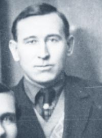 Moskalev_PF_stoit.jpg (11905 bytes)