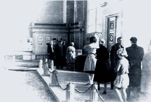 Лукьянов Н. С. - первый директор музея - проводит экскурсию.