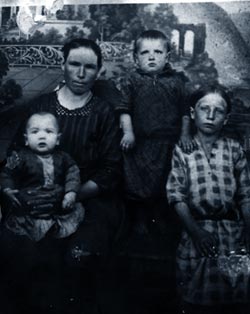  К.А.Бородина с детьми (Минусинск, 1931 г.).