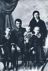 Кулага Петр Авдеевич с семьей