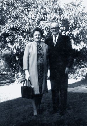 Ольга Антоновна и Михаил Владимирович Любченко под фруктовыми деревьями в своем саду в Канаде. 1968 г.