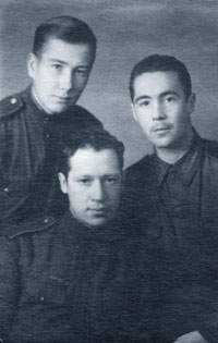 Фронтовой снимок на память. Вверху слева - Лев Нетто. 1944 г.
