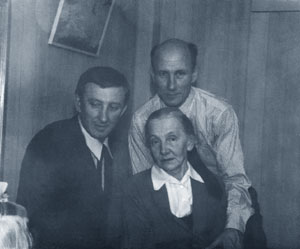 Нетто Юлия Васильевна с сыновьями Игорем (слева) и Львом через 13 лет снова вместе. Москва, 1956 г.