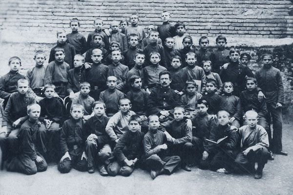 Высшее начальное училище. Среди учеников Петр Сагоян. Тифлис, 1915-1916 гг.