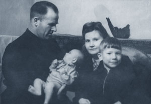 Сериков Петр с семьей. 1956г.