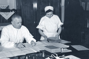 Шишкин Илья Захарович сдает дежурство Ширшовой Юлии Николаевне. 1956 г.