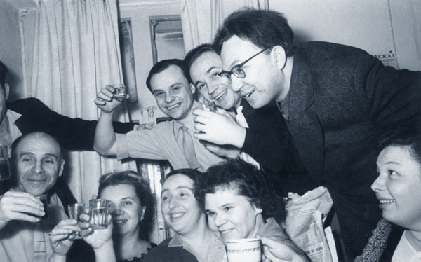 Молодежь любила собираться вокруг В.А.Кузнецова. Слева - Кузнецов Виктор Алексеевич. 1961 г.