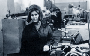 Тамара Журавлева (Кузнецова) в механической мастерской завода строительных материалов, 1968 г.)