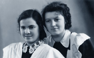 Сестры Наташа и Татьяна Медведовские. 1952 г.
